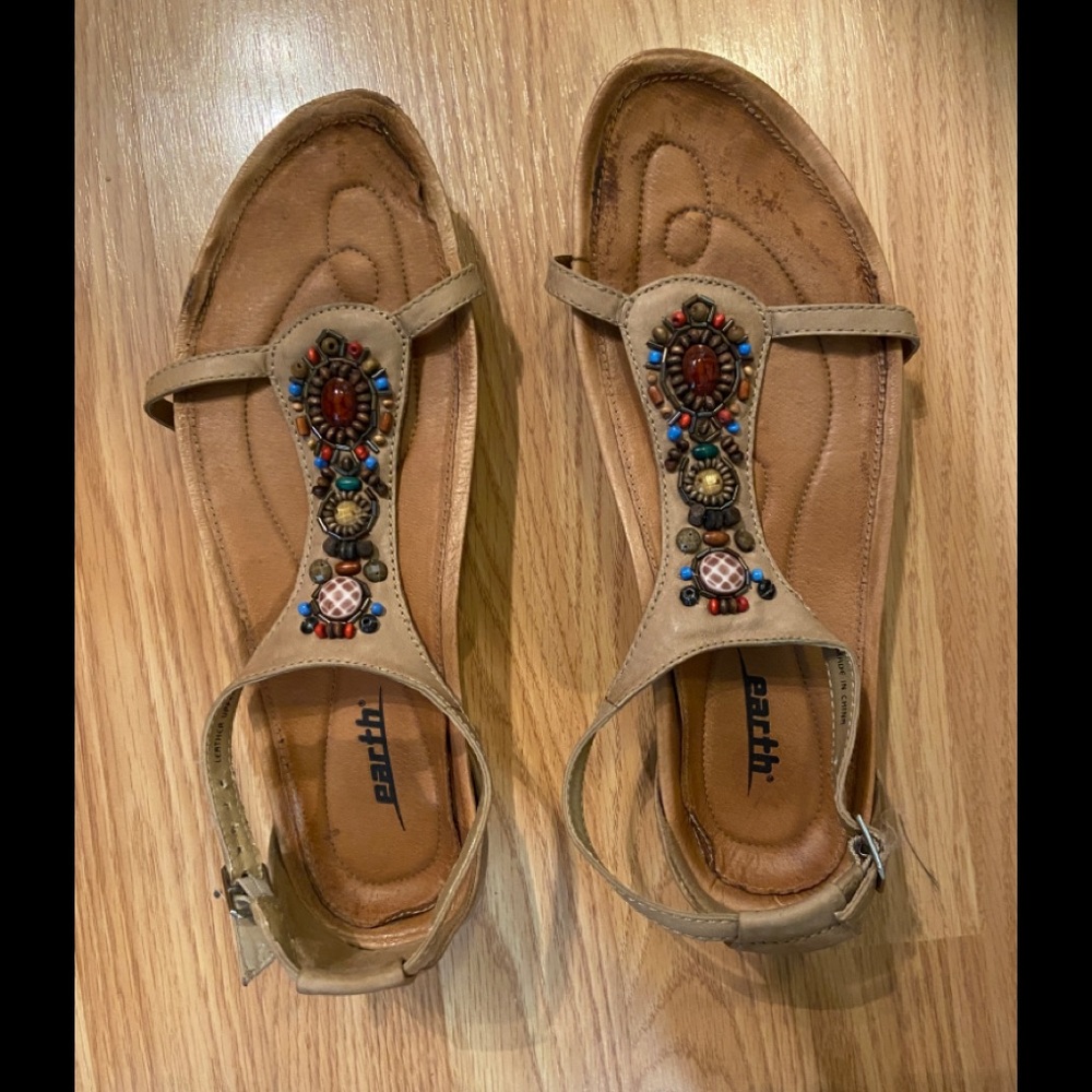 Earth Enchanting sandals with adjustable side strap size 10